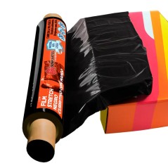 Rollo de film stretch negro con mango 50 cm SonFuertes cubriendo una caja de colores vivos, que no se traslucen a través del fil