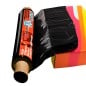 Rollo de film stretch negro con mango 50 cm SonFuertes cubriendo una caja de colores vivos, que no se traslucen a través del fil Rollo de film stretch negro con mango 50 cm SonFuertes cubriendo una caja de colores vivos, que no se traslucen a través del fil