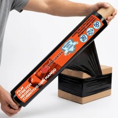 Dos manos sosteniendo por los mangos de cartón un rollo de film stretch negro con mango 50 cm SonFuertes mientras envuelve una c
