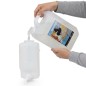 Manos volcando el bidón de 5 litros de alcohol en gel Germicol para recargar un dispensador con canilla, con el gel cayendo en u Manos volcando el bidón de 5 litros de alcohol en gel Germicol para recargar un dispensador con canilla, con el gel cayendo en u