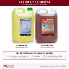 Bidón de 5 litros de lavandina Bioklhor junto al detergente concentrado Clean Up: primero el detergente saca la grasa y después 