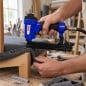 Tapicero fijando tela sobre el bastidor de madera de un asiento con la engrampadora neumatica Dorking 84/16 Tapicero fijando tela sobre el bastidor de madera de un asiento con la engrampadora neumatica Dorking 84/16