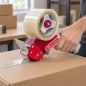 Racionador SonFuertes de 72 mm en uso, cerrando una caja de cartón con cinta ancha transparente Racionador SonFuertes de 72 mm en uso, cerrando una caja de cartón con cinta ancha transparente