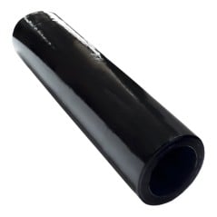 Rollo de film stretch coreless negro sin etiqueta, tal como llega, con el hueco central en el extremo