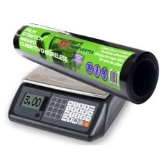 Rollo de film stretch negro coreless en la balanza marcando 3 kg