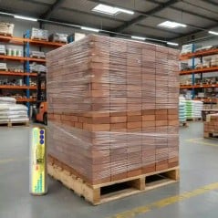 Palet de ladrillos envuelto con film stretch recuperado y rollo SonFuertes de 50 cm y 30 micrones en un depósito