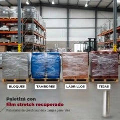 Palets de bloques de cemento, tambores, ladrillos y tejas envueltos con film stretch recuperado, junto a un rollo SonFuertes de 