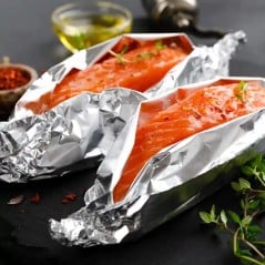 Filetes de salmón envueltos en papel aluminio listos para cocinar al horno