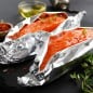 Filetes de salmón envueltos en papel aluminio listos para cocinar al horno Filetes de salmón envueltos en papel aluminio listos para cocinar al horno