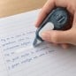 Cinta correctora Trabi Morandi tapando una palabra escrita en una hoja de cuaderno Cinta correctora Trabi Morandi tapando una palabra escrita en una hoja de cuaderno