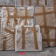 Cuadros envueltos en plástico de burbujas y cinta de papel, listos para mudanza