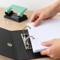 Hojas A4 perforadas con la Grap 583 colocándose en los anillos de un bibliorato