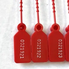 Primer plano del número grabado y de la traba del precinto cola de ratón