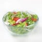 Bowl de vidrio con ensalada tapado con papel film para guardarlo en la heladera Bowl de vidrio con ensalada tapado con papel film para guardarlo en la heladera