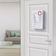 Porta hojas A4 colgado en la puerta de un consultorio con una hoja de indicaciones
