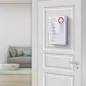 Porta hojas A4 colgado en la puerta de un consultorio con una hoja de indicaciones Porta hojas A4 colgado en la puerta de un consultorio con una hoja de indicaciones