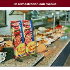 Porta folletos A4 cristal con menús de restaurante sobre un mostrador de buffet