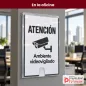 Cuadro multiuso A4 pegado en una columna de oficina con un cartel de cámara de seguridad Cuadro multiuso A4 pegado en una columna de oficina con un cartel de cámara de seguridad