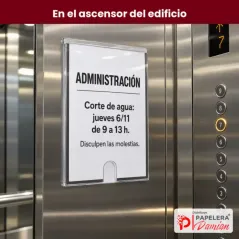 Porta hoja A4 autoadhesivo pegado en el ascensor de un edificio con un comunicado