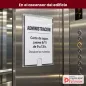 Porta hoja A4 autoadhesivo pegado en el ascensor de un edificio con un comunicado Porta hoja A4 autoadhesivo pegado en el ascensor de un edificio con un comunicado