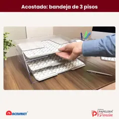 Organizador Acrimet 860 acostado como bandeja de 3 pisos, con una mano sacando una carpeta