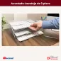 Organizador Acrimet 860 acostado como bandeja de 3 pisos, con una mano sacando una carpeta Organizador Acrimet 860 acostado como bandeja de 3 pisos, con una mano sacando una carpeta