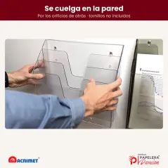 Manos colgando el organizador de papeles Acrimet 860 en la pared por los orificios de atrás