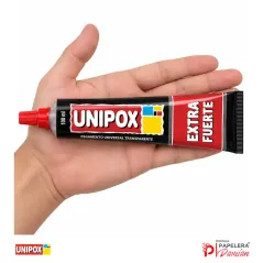 Pomo de Unipox Extra Fuerte 100 ml sostenido en la palma de una mano para mostrar su tamaño real